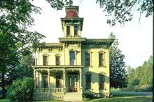 викторианский дом с башней по центру главного фасада